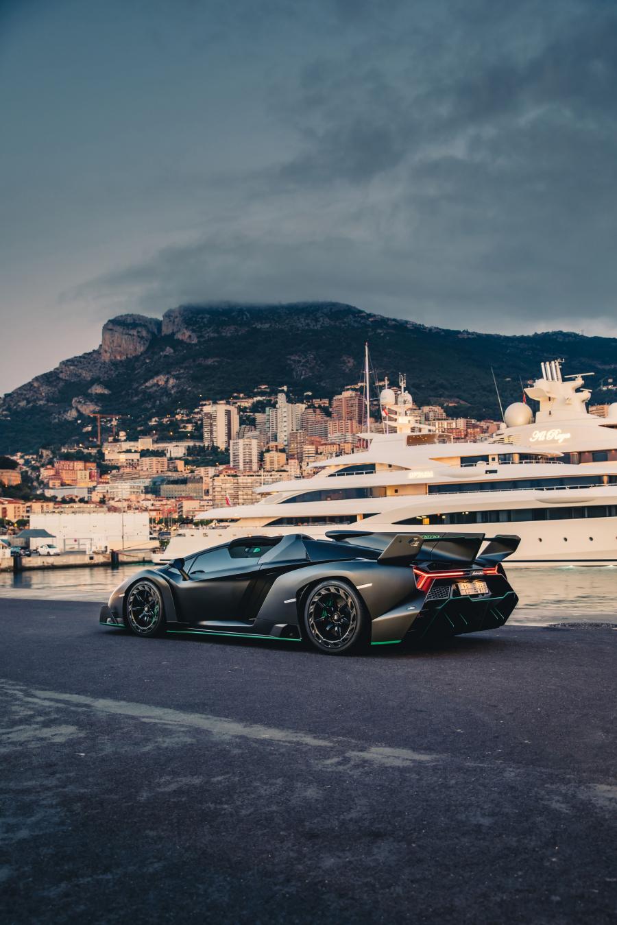  Lamborghini Veneno Roadster (2/9) 2015 года  (фото 3 из 18)